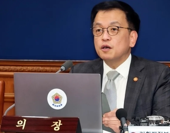 韩国无惧美国，打贸易战
当地时间18日，韩国代总统崔相穆公开表示，韩国将全力应对