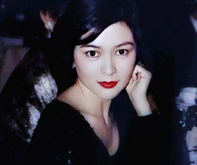 2010年，关之琳得知已28年没来往的父亲得了肺癌，终于放下怨恨，尽心照顾起他的