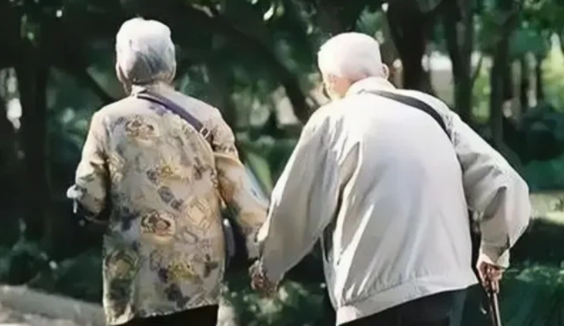 福建福州，大爷病逝后，家里的保姆拿着一张字据，将大爷的子女告上法庭，说大爷把家里