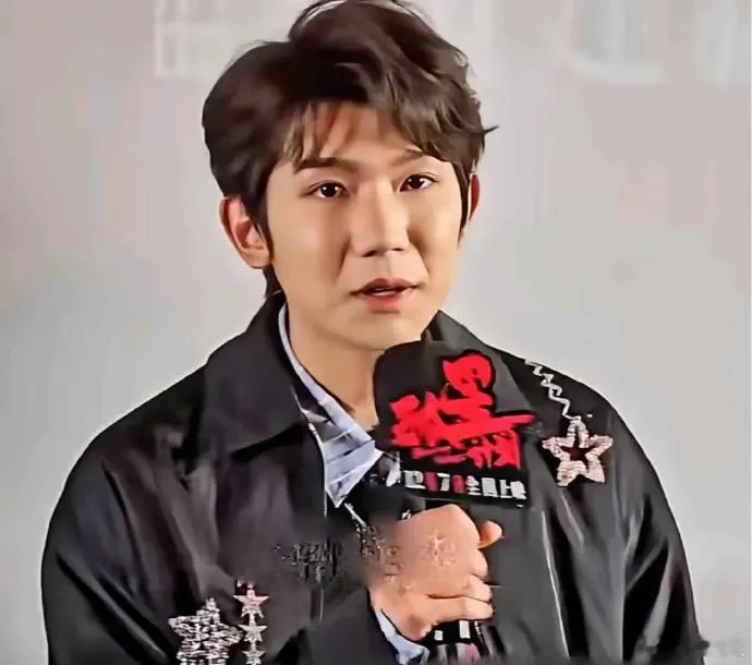王源早该度过青春的尴尬阶段了。可眼前这个模样，实在让人难以置信！曾经那个青春洋溢