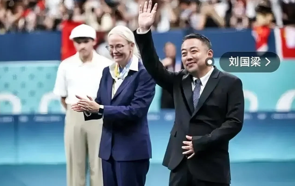 刘国梁在国乒的地位真的太重要啦！他的离开确实会让人很担心。孙颖莎和王楚钦等年轻球