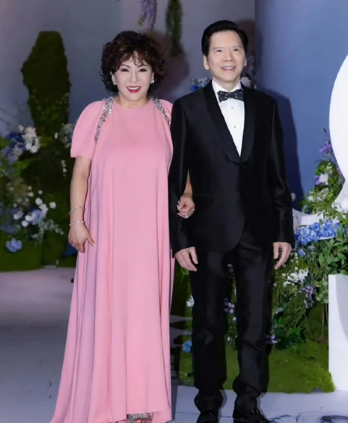 向华强很感谢向太：“我认识向太之前是个穷光蛋，根本存不住钱，向太20岁就会赚钱了
