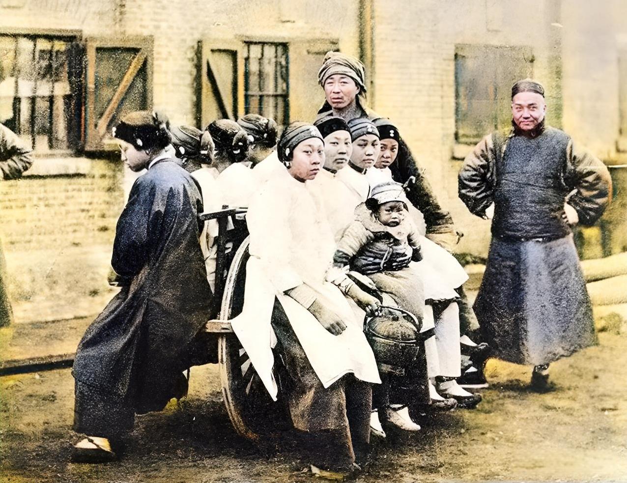 1907年，上海的独轮车夫展示他的力气与独轮车的载货量。八名体重在八十到一百斤的