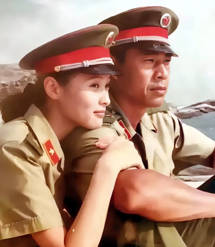 右边的军人帅哥，是著名影视演员张丰毅，他也是当今影视圈，赫赫有名的实力派硬汉。早