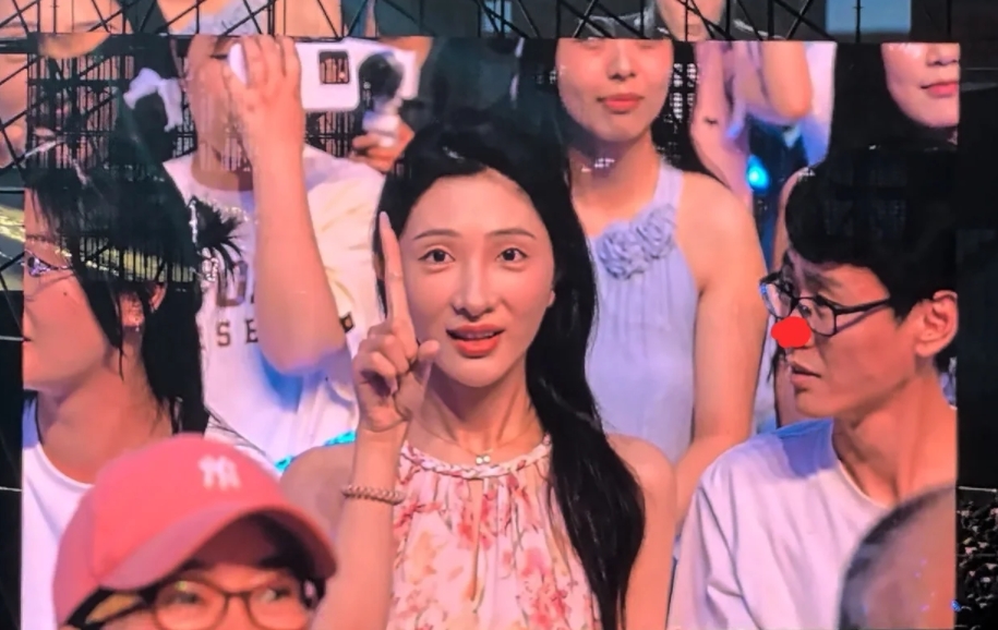 薛之谦演唱会惊现小丑。

哈哈哈，拍视频的时候万万没想到。

小丑:那我算什么？