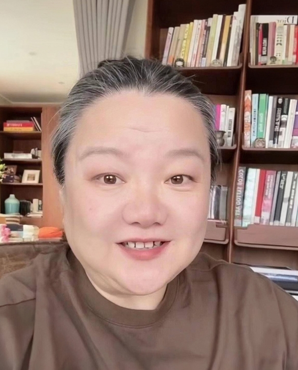 2023年，陈凯歌前妻洪晃回国做手术的照片。镜头下的她身穿咖色T恤，头发花白，虽
