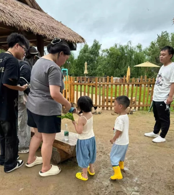 路人偶遇过瑶一瑶一家人，其实也不是说她不爱吧，就是小孩这个鞋子没有一次是合适的，