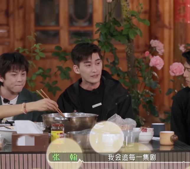 《一起来看流星雨》的音乐一响起，真的是满满的回忆。

饭桌上，张翰放着《一起来看