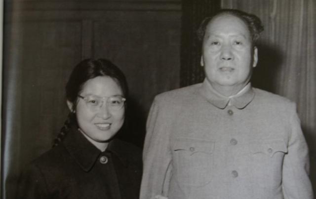 下乡摘茄遇老农，李敏初识农家辛