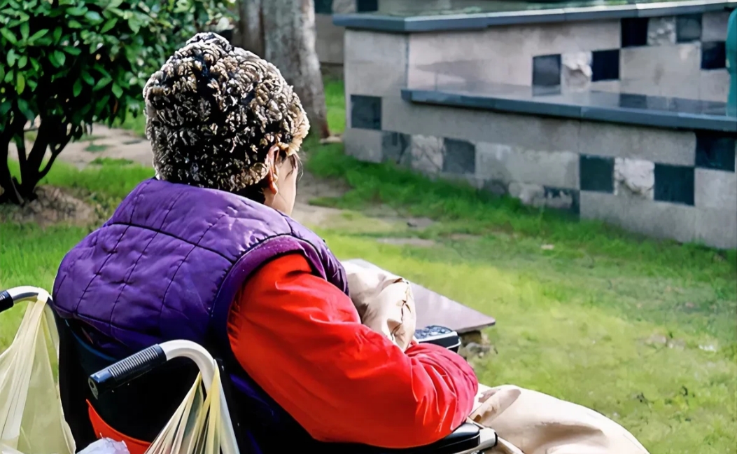 北京朝阳，一男子获得继母一套价值200多万元的房产和一张存有25万元的银行卡后，