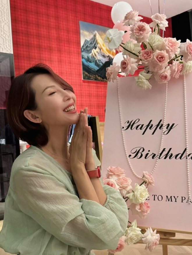 蔡少芬生日，张晋的头发把我笑死了。