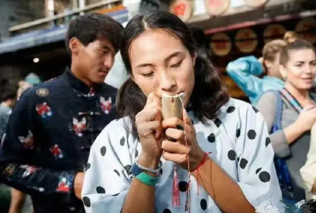 17岁时的郑钦文，扎着两个小辫子，笑容满面的许下了要夺得大满贯冠军的愿望。五年过