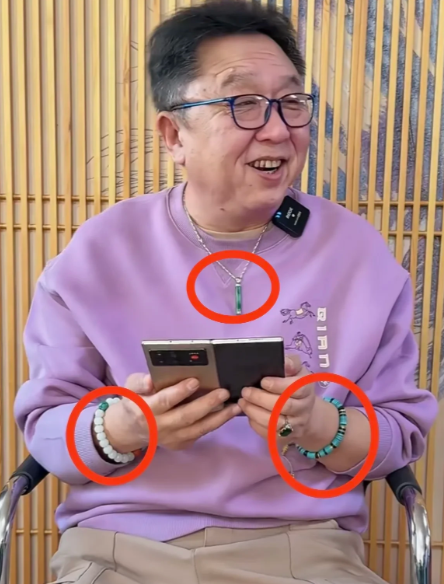 于谦靠养动物和说相声真赚到钱了，看他手上戴的手镯就价值不菲