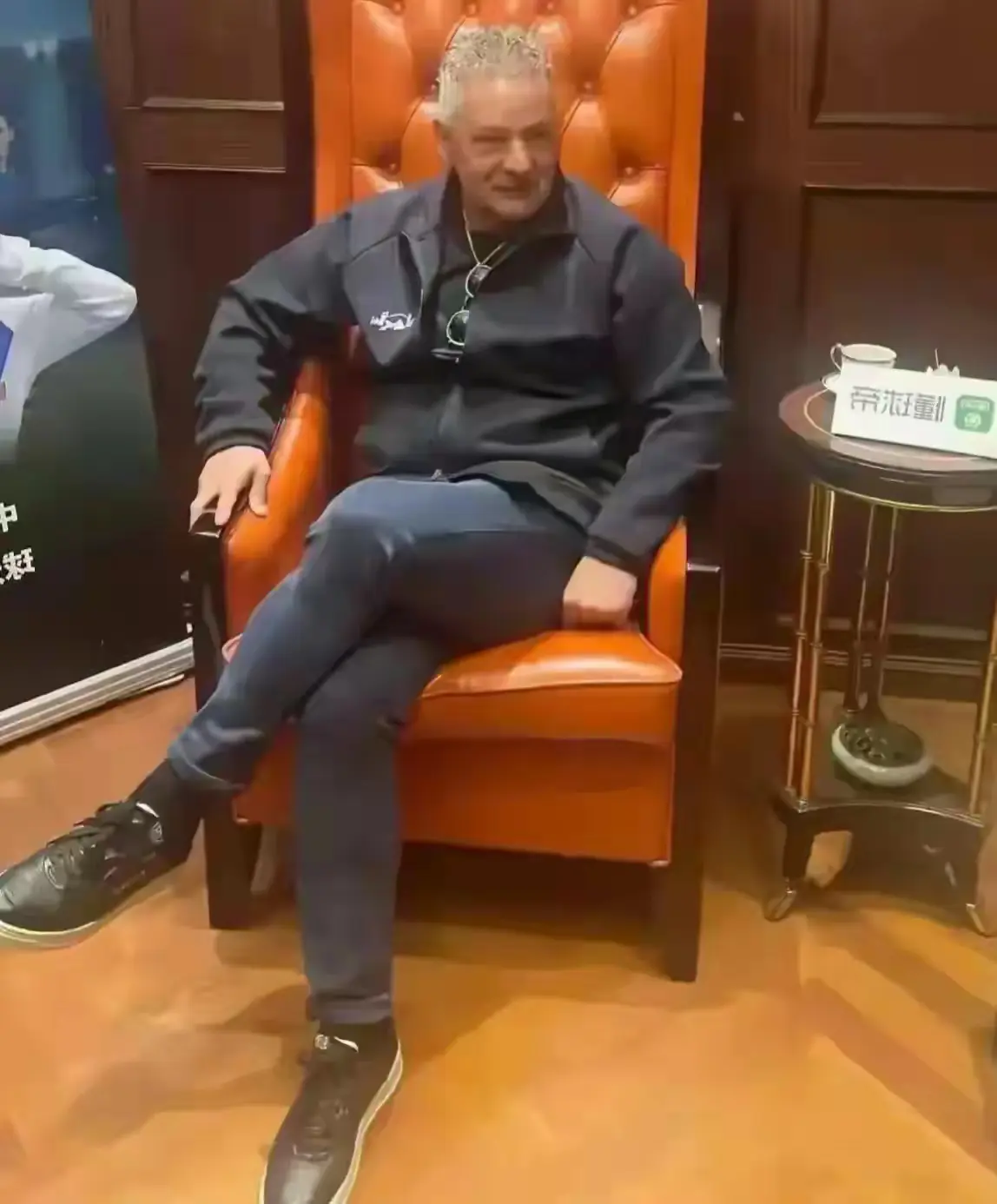认识他的人估计都快当爷爷了
