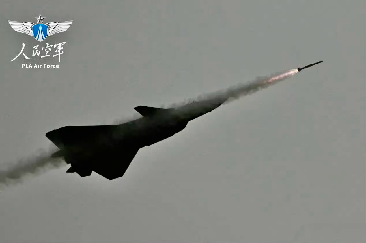 还以为是打传统火箭弹，没想到空军发布歼-20发射PL-10近距格斗弹照片，可说随