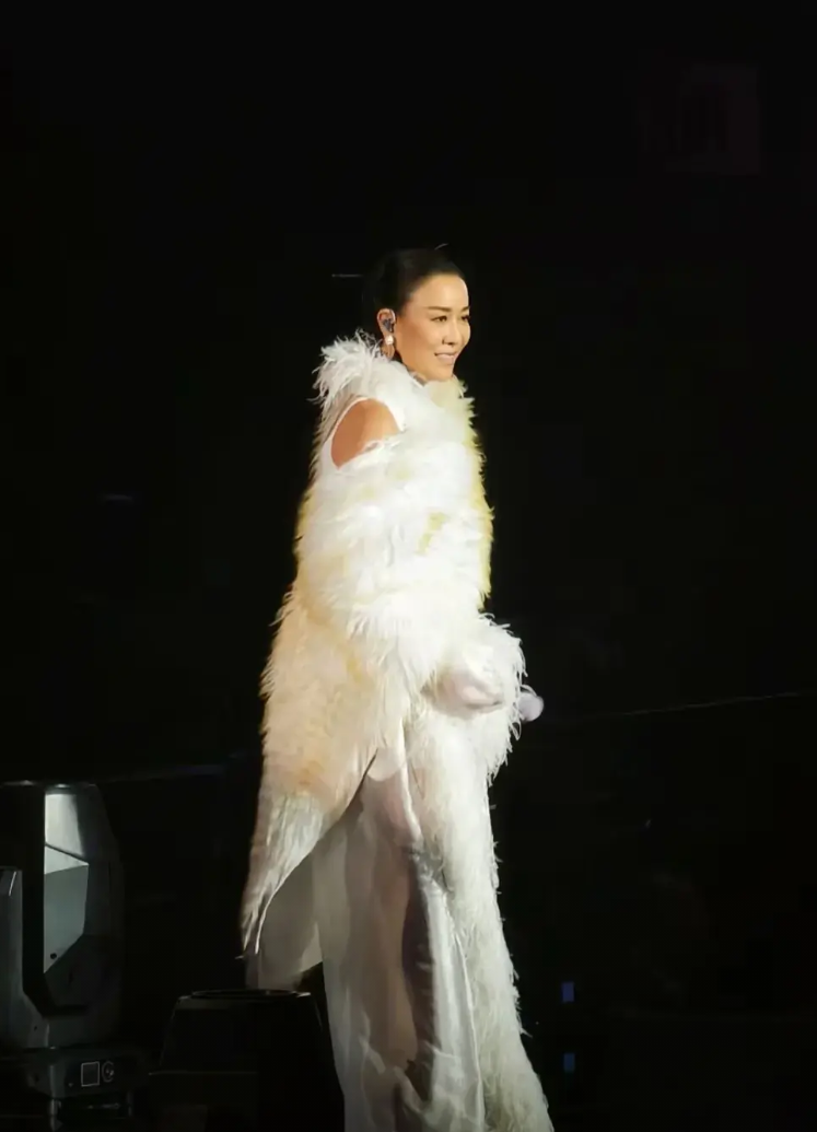 第一，演唱会鞠躬了，
第二，演唱会比心了，
第三，演唱会互动了，
第四，演唱会笑