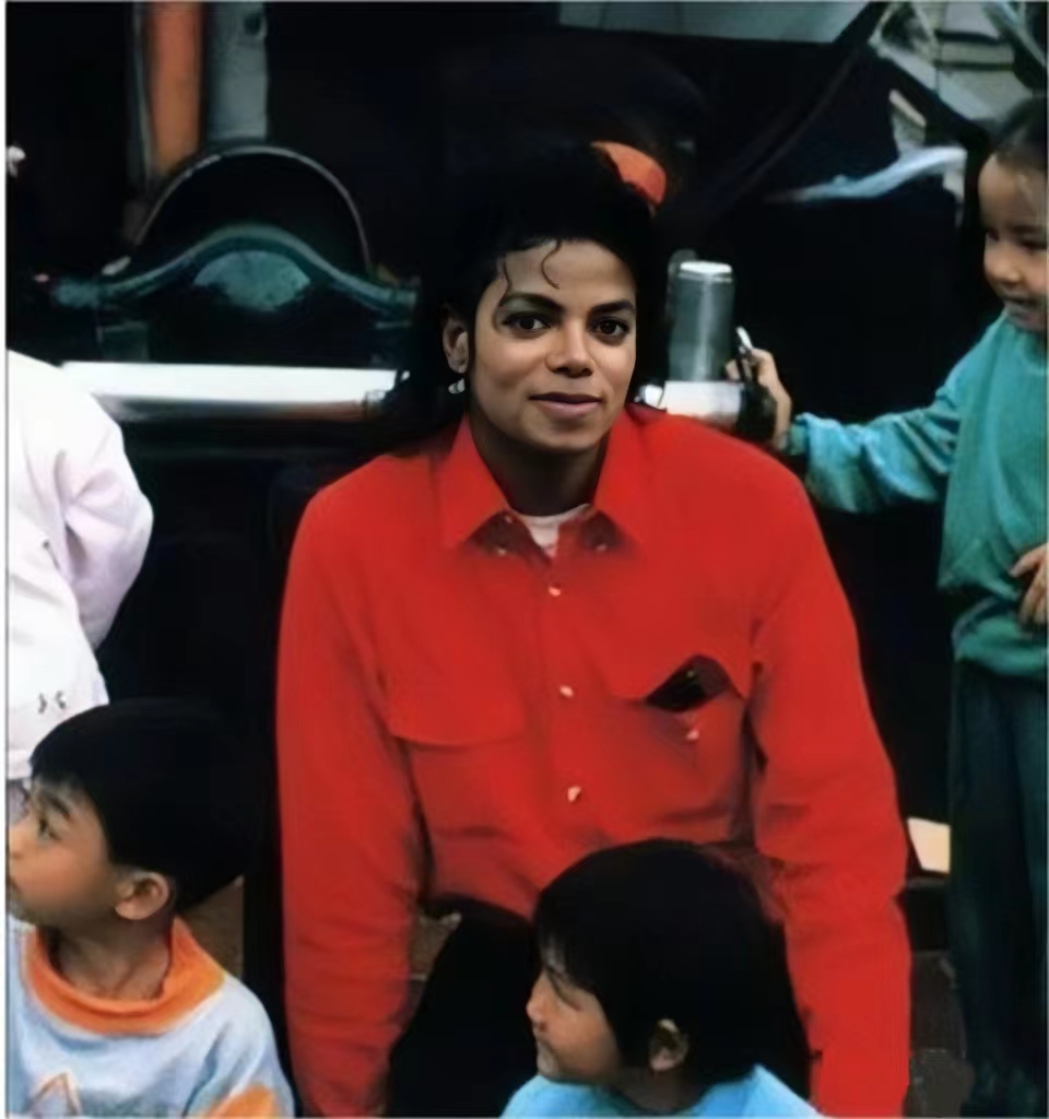 1987年，迈克杰克逊在日本演出完毕，记者给他的提问挖了一个坑：“为什么你在全球