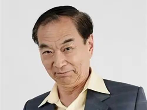 还记得这位港星吗？原来已经在加拿大去世
他的名字叫张铮，四十年代末已经开始演戏，