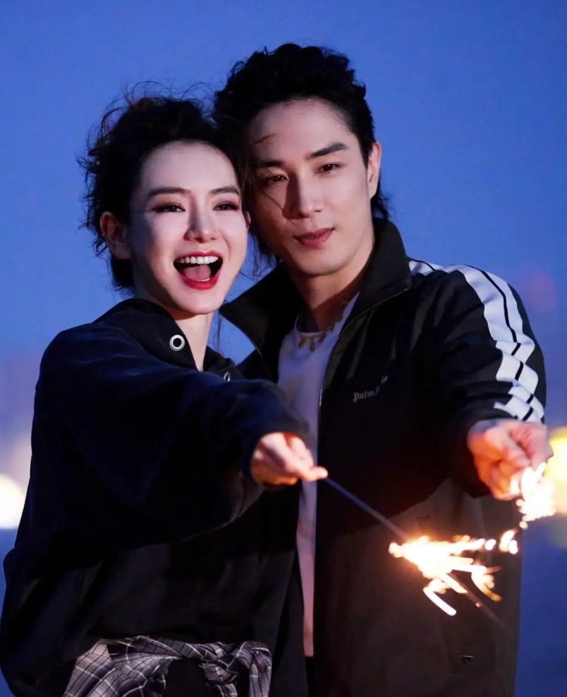李承铉为什么痴迷戚薇这么多年，这3点你不得不服：

1:戚薇人称七哥，为人不仅大