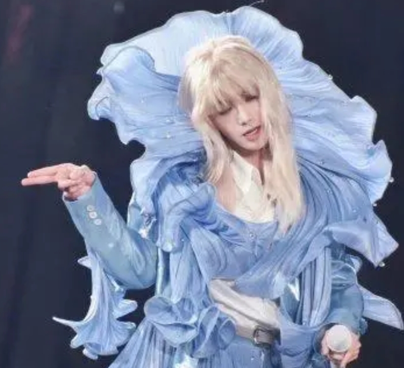 华晨宇的帅气程度丝毫不逊色于男明星，而他的美貌甚至能够超越女明星。不得不说，他确