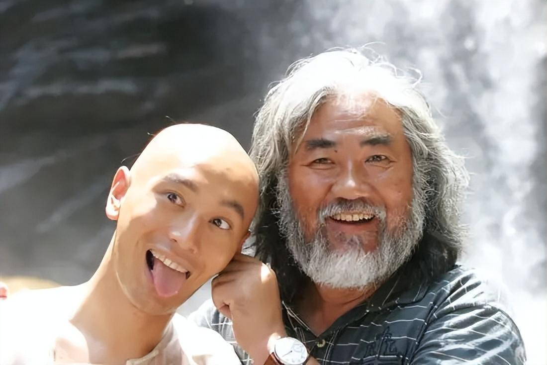 张纪中对黄晓明演杨过不满意，他说：“小白脸，你太奶油，”黄晓明明白了，闪人了一个