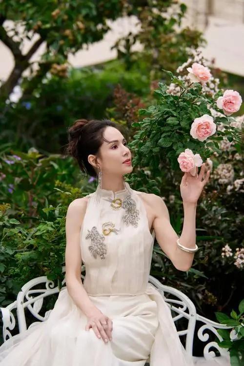 李若彤贺刚：年龄差的短剧奇缘