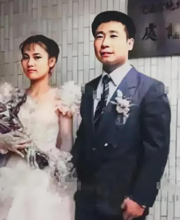 1983年，王学成这位曾叛逃到台湾的飞行员，迎来了他的婚礼，当天他笑得特别灿烂，