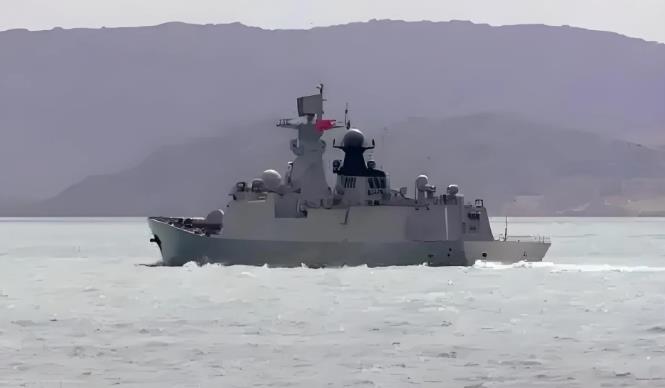 袋鼠服软，中方也嘴下留情，不谴责。

055万吨大驱遵义舰、054A驱逐舰编队在