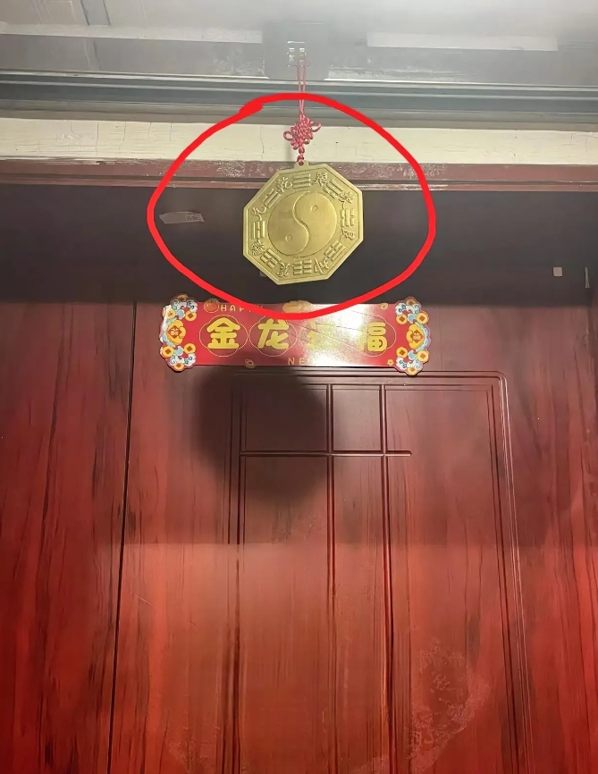 前段时间，对门的邻居门口摆鞋柜，鞋子臭气熏天，我先跟他交涉了几次，还大吵一架，最