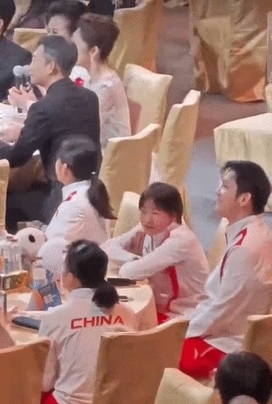 全红婵的教练说过，谁也欺负不了她！

果然是真的，当主持人一走，樊振东跟全红婵就