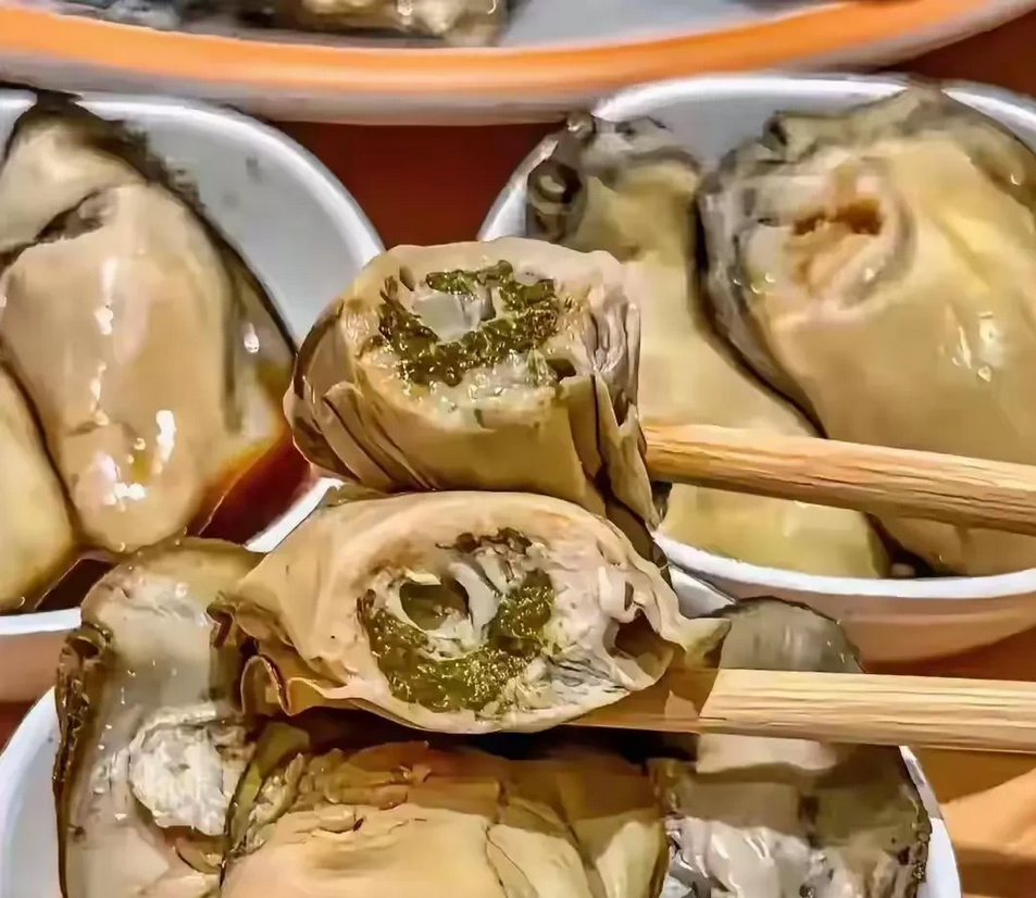 是没见识还是真是生蚝没有处理干净？

广东的一位哥们儿却遇到了一件让他哭笑不得的