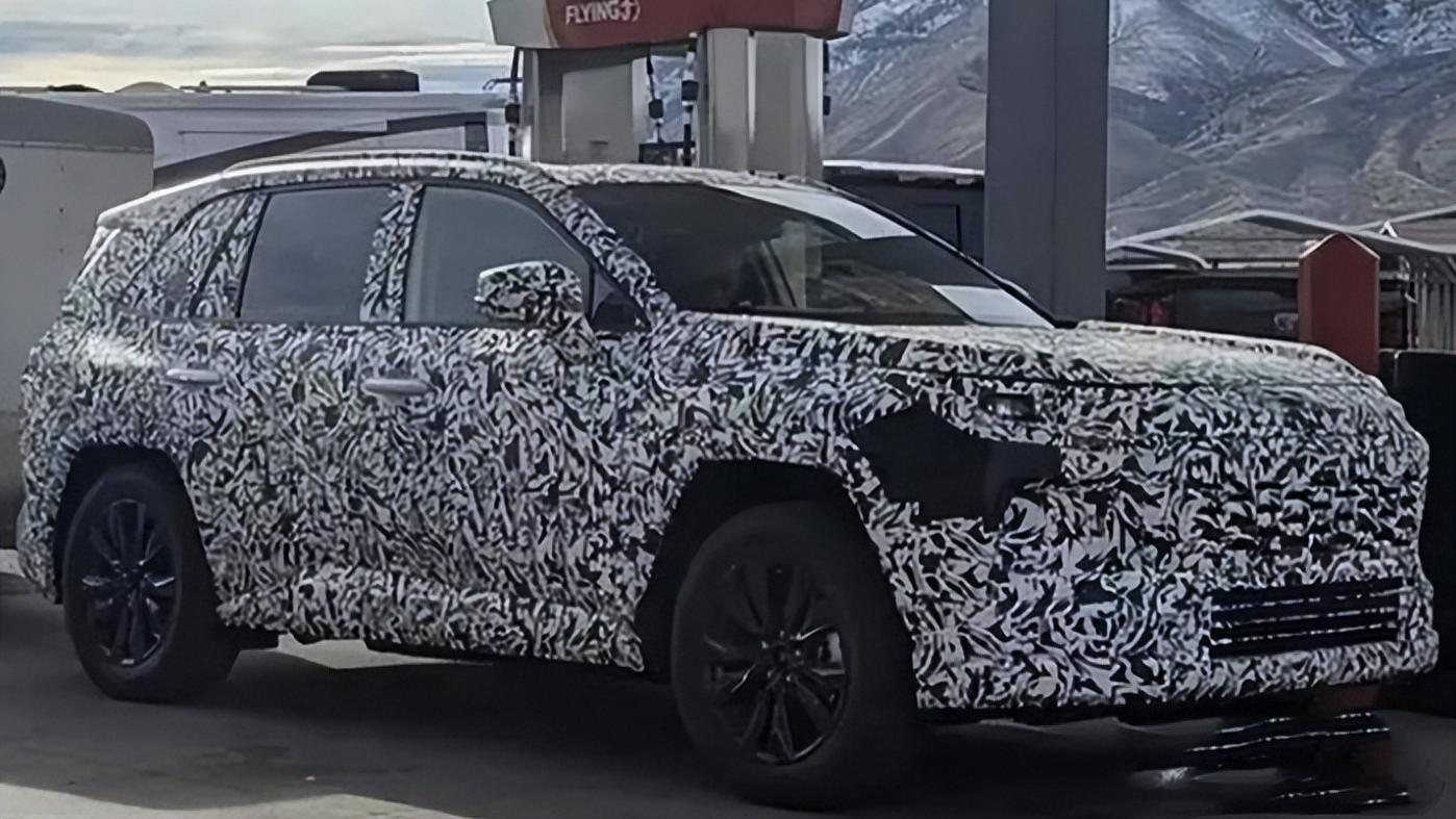 丰田新“RAV4”路试首曝，换皇冠同款内饰，确认明年首发！