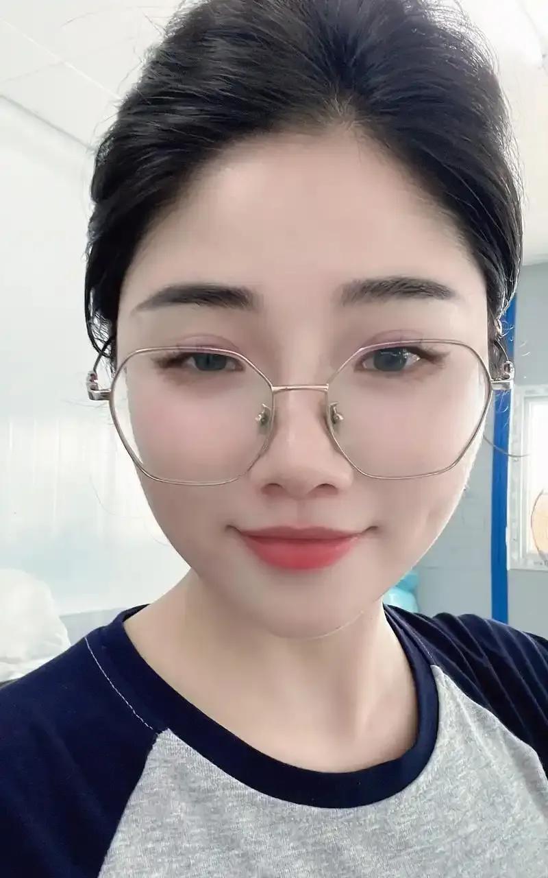 一个女人最厉害的炫富：
第一个，来大姨妈了，肚子不痛
第二个，想吃啥的时候，不用