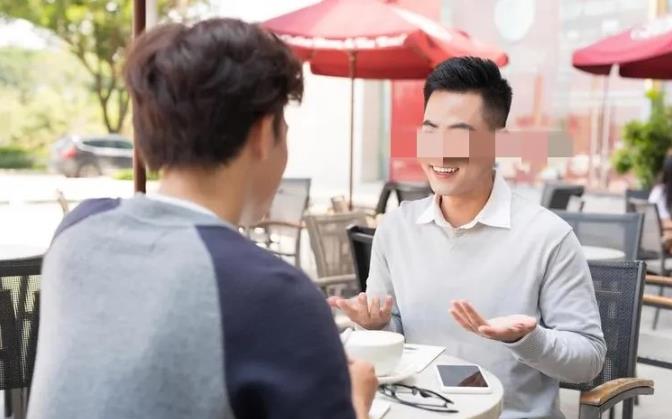 湖南益阳，两男子为了赚钱，花11万元低价购买劣质糖果，制成新品，两人谎称此产品能