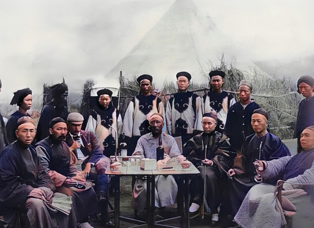 清朝官员宴请外宾时的小型宴会，众官员作陪的罕见留影。镜头下的官员们身着便服，有文
