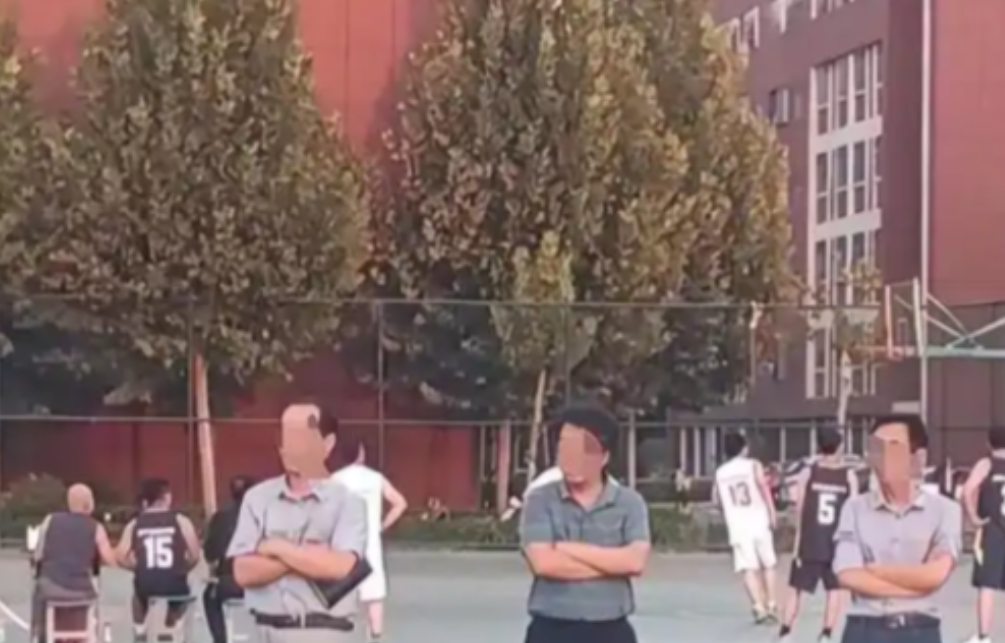 “这个校长算是当到头了！”高三学生趁学校跑操空当，接过家长送的四个烧饼。不料被校