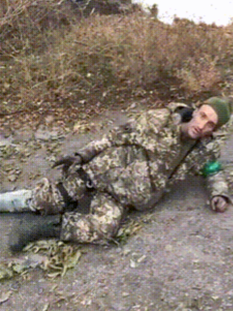 吓人！乌军士兵在被简单审讯之后直接处决