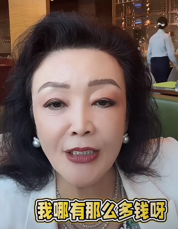网友质问70多岁的张兰，明明那么有钱为何要360天的不间断直播带货？

她直接回