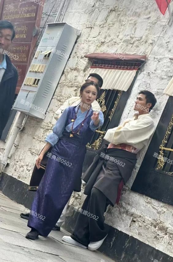 拉萨街头偶遇佟丽娅，她比之前丰满了一些，脸变圆润整个人气质更温柔了。
她五官深邃