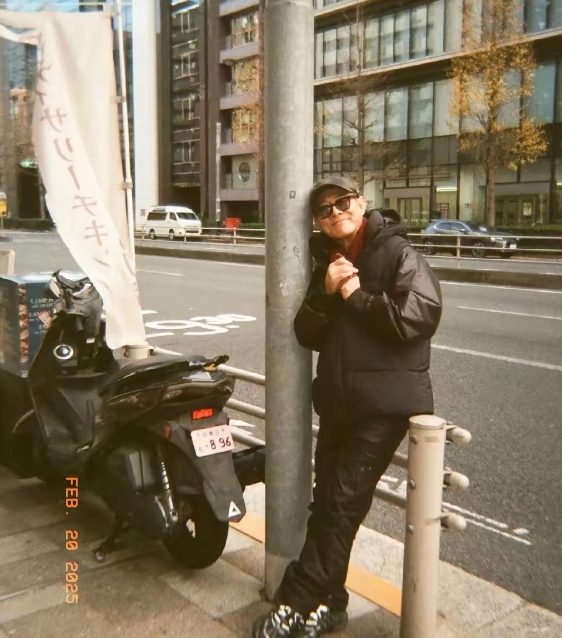 61岁李连杰到日本旅游，他的精神看着挺好的，甲亢病应该是痊愈了！看到他的状态恢复
