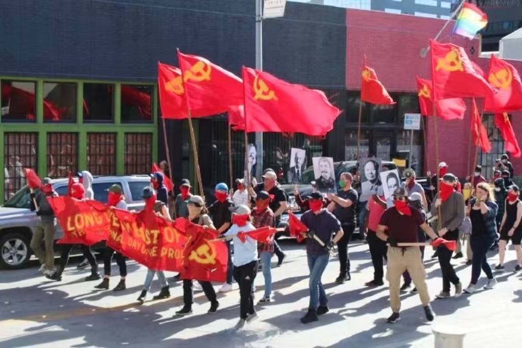 美国革命共产党成立，震惊全世界！
一直以为是美国的星星之火，但是目前已经形成了燎