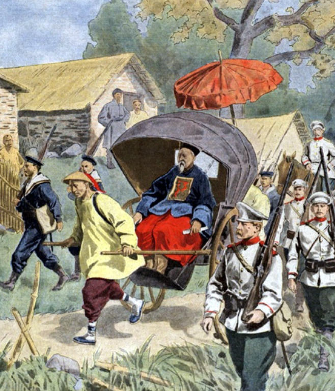 1900年，李鸿章坐在人力车上，旁边有俄军与日军随身保护。路边站着的百姓看着这位