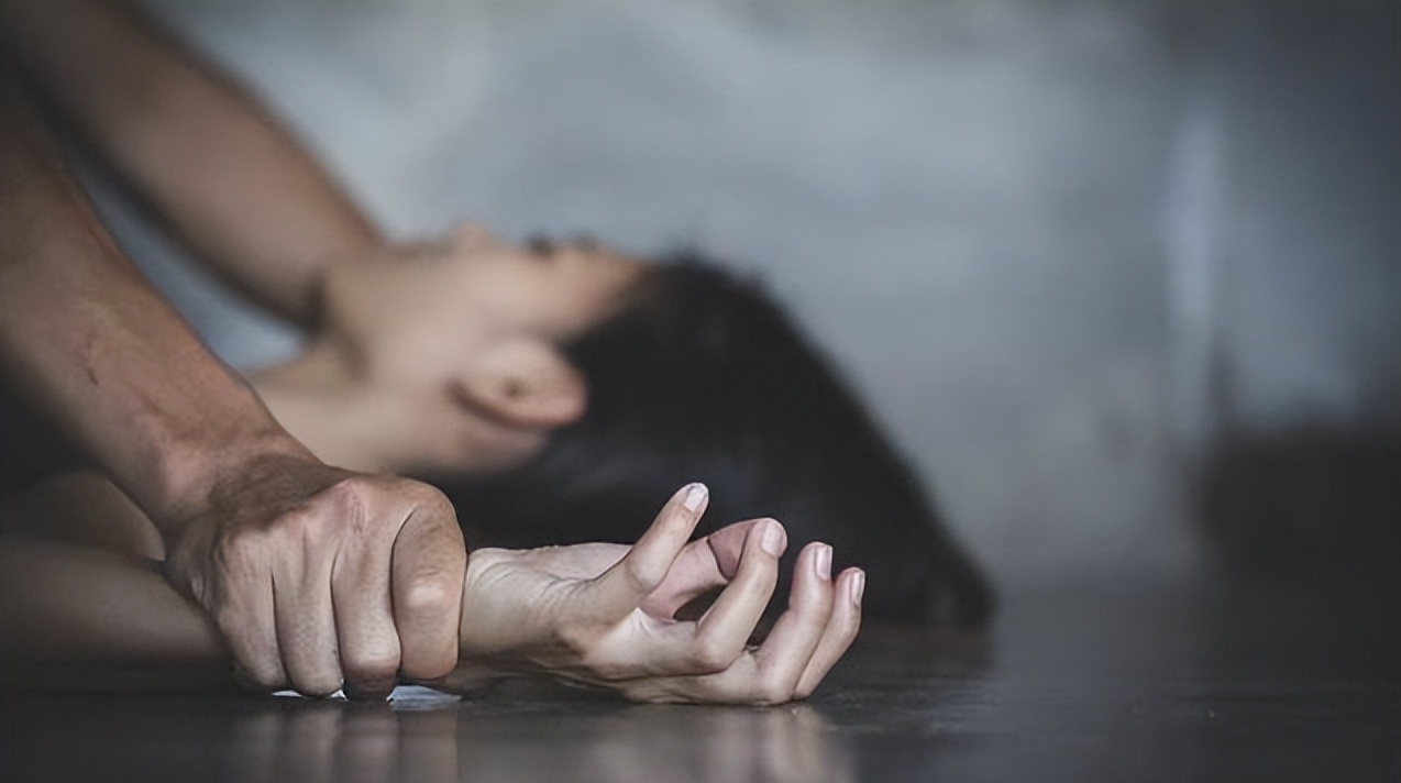 福建福州，一男子对隔壁的女邻居产生了别样的心思，便趁着女邻居丈夫上夜班之际，拿出