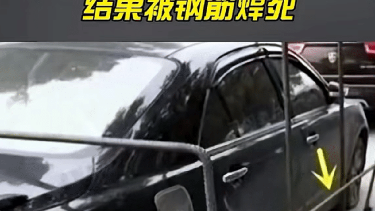“活久见！”山东泰安，一名男子发现自己花了十几万买的车位，被一辆丰田车霸占，男子