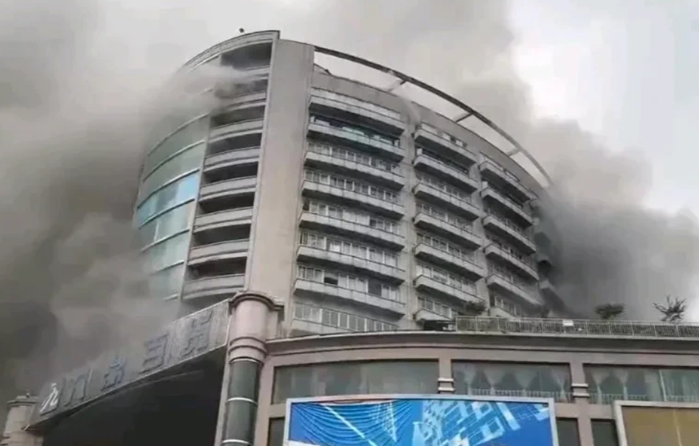 水火无情！昨日下午四川自贡一百货大楼突然起火，已致16人遇难，救出30名被困人员
