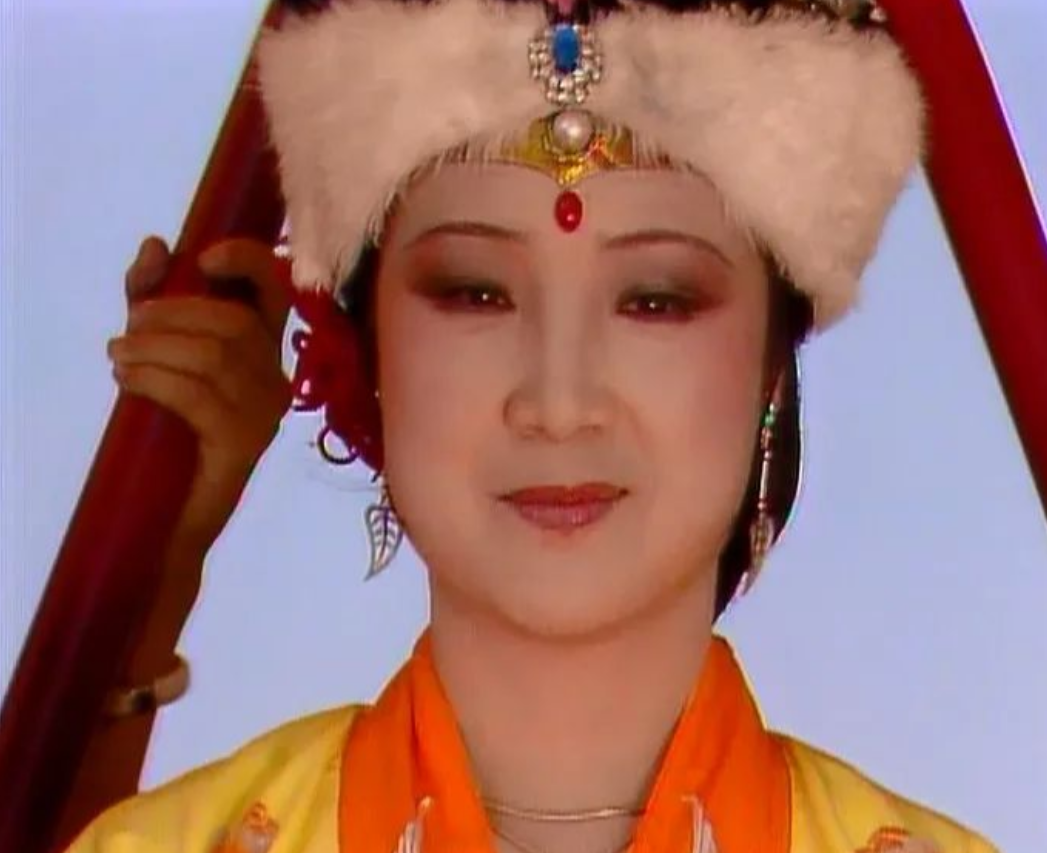 探春出嫁这场戏，南安太妃这段表演真的牛，把身居高位者的矜贵、得意演得入木三分。不