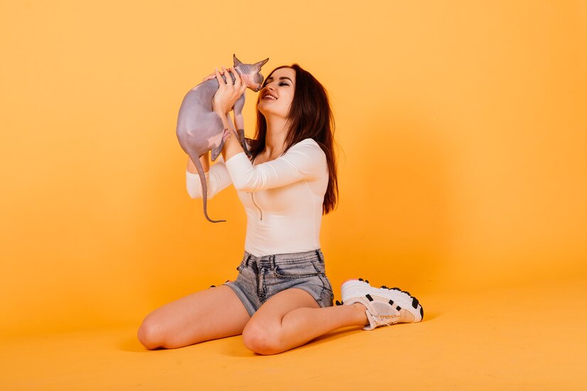很多人喜欢和猫咪亲密接触，和它们一起玩耍、拥抱、抚摸。然而，随着猫咪的活跃，猫毛