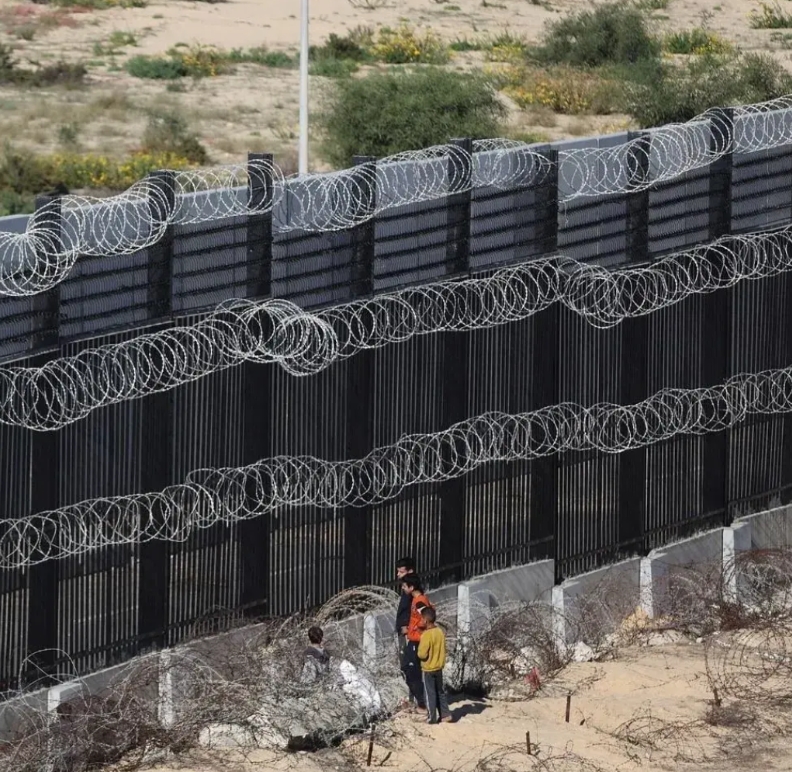 这是埃及与加沙之间的边境墙。看起来比美墨边境墙更坚固高大。

这是一个很让人心痛