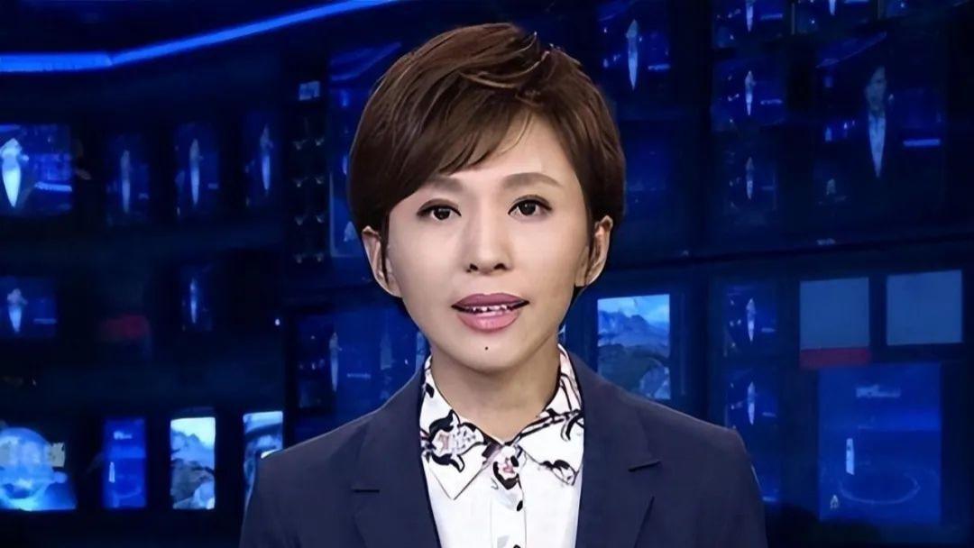 央视最年轻的国脸，事业巅峰选择离职，如今连固定工作都没有
