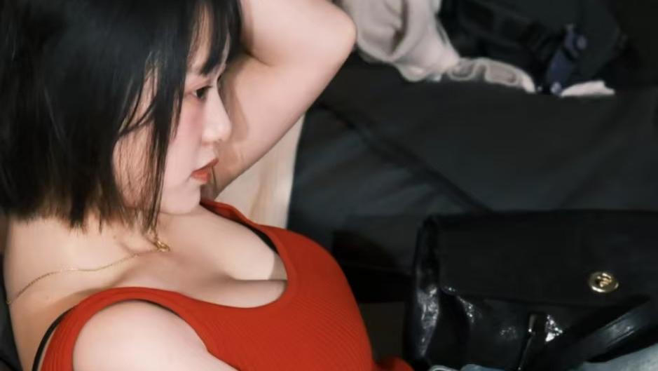 复古红遇上牛仔蓝，邂逅随性慵懒风